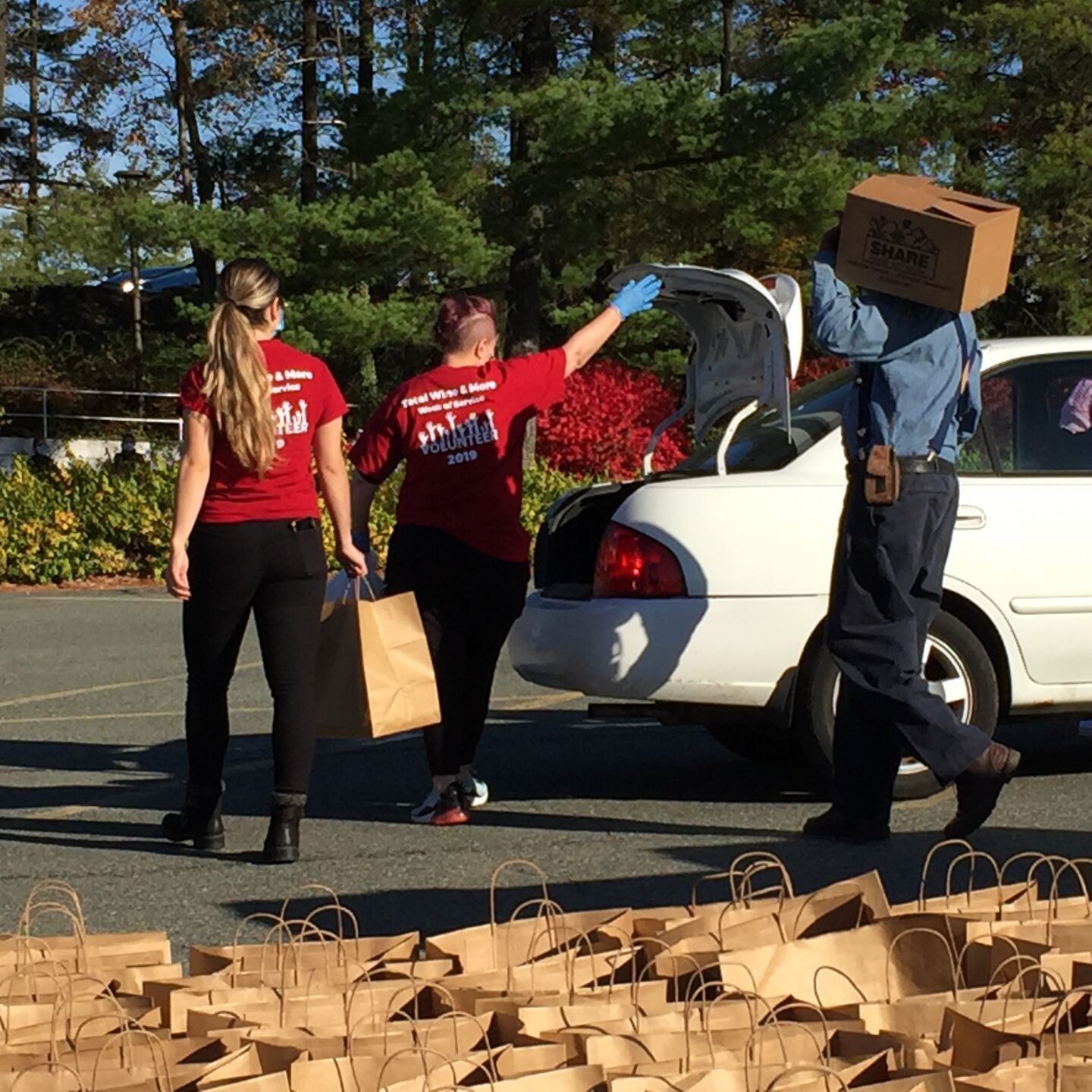 2020 Food Distribution Lakeforest Mall Total Wine Vounteers 11072020.jpg